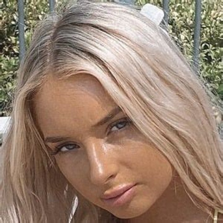 Avalon Nadfalusi (avalonnadfalusi) Nude OnlyFans Leaks (5 Photos)